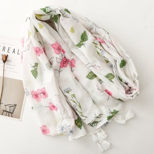 Nuovo <span class=keywords><strong>Elegante</strong></span> <span class=keywords><strong>Sciarpa</strong></span> Hijab Morbida <span class=keywords><strong>Bianca</strong></span> con Motivo Floreale Stampato e Nappe, Sciarpe Leggere Estive con Stampa Floreale da Donna - Product Image 2