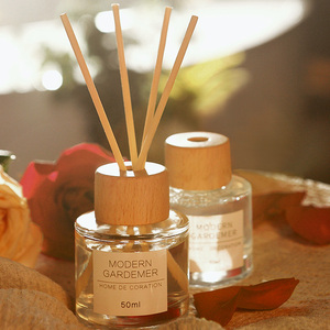 Botella difusora de caña aromática clásica de Vietnam, tarro de vidrio vacío redondo plano transparente con tapa de madera, volúmenes de 100ml y 200ml para uso en gafas - Product Image 4