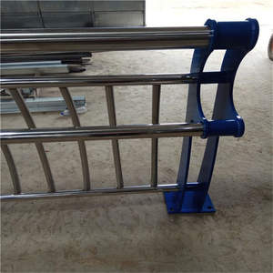 แผ่นกั้นการจราจรสำหรับใช้ในสะพานเหล็กกล้าคาร์บอน Q235สแตนเลสสตีล201 - Product Image 2