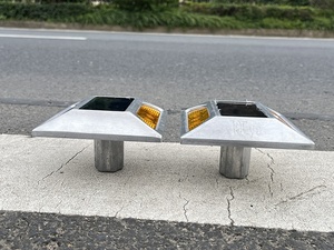 Borchie solari riflettenti di plastica su ordinazione all'ingrosso della strada dell'indicatore del <span class=keywords><strong>Led</strong></span>