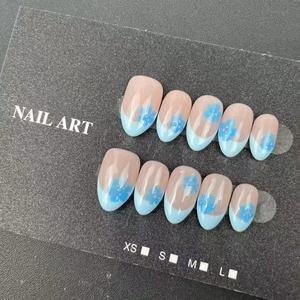 <span class=keywords><strong>Uñas</strong></span> Postizas Hechas a Mano de Alta Calidad al por Mayor, Forma de Almendra, Estilo Francés con Flores Ombré Pintadas a Mano en <span class=keywords><strong>Azul</strong></span>, Reutilizables - Product Image 2