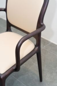 Chaise de salle à manger nordique de luxe, structure en bois massif, siège rembourré en cuir, dossier ergonomique, mobilier moderne pour la maison, l'hôtel, le restaurant - Product Image 2