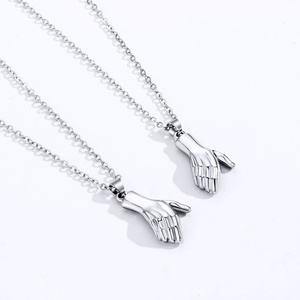 Collier <span class=keywords><strong>de</strong></span> <span class=keywords><strong>couple</strong></span> unique avec pendentif aimanté en forme <span class=keywords><strong>de</strong></span> paume, <span class=keywords><strong>pour</strong></span> femmes et hommes, avec chaînes en forme <span class=keywords><strong>de</strong></span> mains entrelacées, cadeaux <span class=keywords><strong>pour</strong></span> amoureux, Saint-Valentin - Product Image 4
