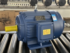 Moteur asynchrone triphasé 1,5 kW IE3 380 V 50 Hz 1500 tr/min 4 pôles IP55 avec cadre de 90 mm et fixation au sol - Product Image 3