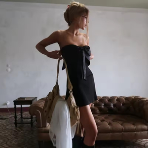 Robe noire sexy sans bretelles de haute qualité avec nœud élégant à la taille, jupe courte à sequins, taille naturelle, très tendance - Product Image 2