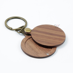 Porte-clés rond magnétique en bois avec photo, idéal pour transporter des photos créatives, cadeaux de vacances et d'anniversaire - Product Image 2