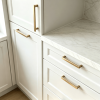 Ensemble d'armoires de cuisine modulaires de style farmhouse personnalisées avec portes en bois massif, poignées dorées, plan de travail en marbre - Écologique et durable