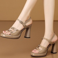 Nouvelles sandales élégantes à bout carré et talon épais, semelle compensée, fermeture à boucle monobloc, style estival, chaussures ouvertes pour femmes