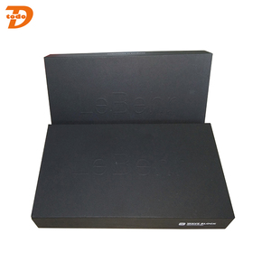 Top và bottom cạnh sắc nét hộp quà màu đen với dập nổi logo - Product Image 4