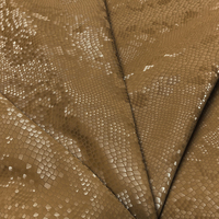 Cuir PU microfibre à grain serpent en vrac, matériau durable pour la production en série de baskets