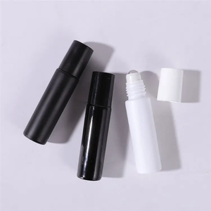 Boîte avec logo personnalisé emballage <span class=keywords><strong>de</strong></span> protection UV huile essentielle <span class=keywords><strong>de</strong></span> <span class=keywords><strong>parfum</strong></span> <span class=keywords><strong>vide</strong></span> givré noir roller ball 10ml verre noir roll on <span class=keywords><strong>bouteille</strong></span> - Product Image 1