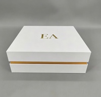 Boîtes cadeaux modernes personnalisées faites à la main en papier couché avec doublure en mousse, estampage à chaud, revêtement UV, formes variées, poignées en ruban, emballage cadeau