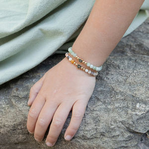 Pulsera de Cuentas de Corazón de Acero Inoxidable Dorado y Piedras Preciosas Auténticas para Niñas Pequeñas, Pulsera de Protección y Sanación para Bebés, Regalo para Niñas - Product Image 4