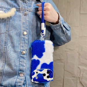 Nouvelle coque de téléphone en peluche imprimé vache 2026 avec oreilles d'ours et cordon assorti, coque souple antichoc pour <span class=keywords><strong>iPhone</strong></span> 15 16 17 - Product Image 5