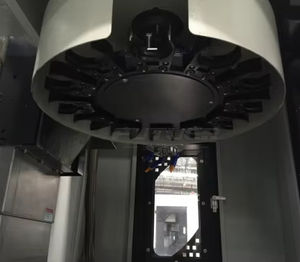 Centre d'usinage vertical de perçage et de taraudage avec rigidité et stabilité thermique - Product Image 2