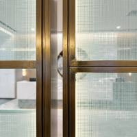 Cloison en verre métallique laser, séparateur en verre trempé en acier inoxydable 304, écran à motif personnalisé pour la rénovation d'intérieur commercial