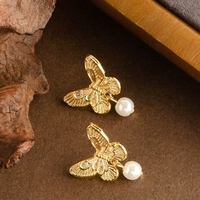 Boucles d'oreilles papillon en forme de goutte de perles cloutées de diamants pour femmes exsudant un accessoire de mode sophistiqué et luxueux