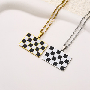 Collana con Ciondolo Bandiera da Corsa in Acciaio Inossidabile, Accessorio di Alta Gamma per Uomo e Donna Autunno-Inverno - Product Image 5