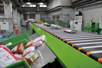 Clasificador Lineal Modular de Banda Estrecha para Clasificación de Paquetes Frágiles y Blandos, Centro de Distribución de Envíos Express de Comercio Electrónico