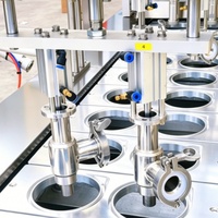 Machine de remplissage et de scellage de gobelets pour crème glacée, pâte de chocolat, sauce beurre de noix, houmous et autres produits en pâte, pour ligne d'emballage et de remplissage.