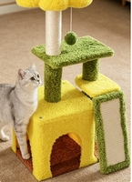 Arbre à chat multi-niveaux vert et jaune Tournesol avec tunnel-caverne, rampe en sisal, plusieurs plateformes, poteau à gratter en sisal et éléments suspendus