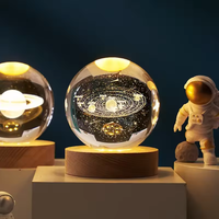 Artisanat, base en bois, boule de cristal du système solaire qui brille la nuit, lampe de nuit à LED, rotation à 360 degrés, cristal moderne et tendance, 0,5