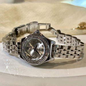 Reloj de Pulsera Elegante de Cuarzo para Mujer, Esfera Irregular, Correa de Metal, Esfera Dorada, Uso Diario, Reloj de Regalo, Fábrica OEM - Product Image 3