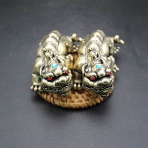 Paire de figurines Pixiu en laiton, créatures mythiques, décor de bureau Feng Shui avec accents de diamants pour le bureau ou la salle d'étude - Product Image 2