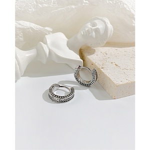 Produit en promotion : Boucles d'oreilles créoles délicates unisexes plaquées or 18 carats - Product Image 5