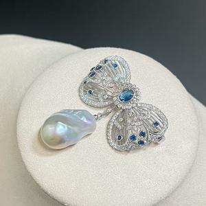 Broche en zirconium bleu incrusté de perles d'eau douce baroques, grande, irrégulière, lisse, en forme de nœud, fleur de poitrine, décorative avec motif numérique - Product Image 5