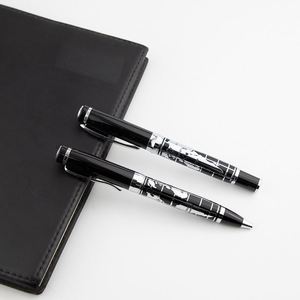 Stylo de qualité avec motif de corrosion personnalisé en relief noir et corps argenté, avec carte du monde en relief - Product Image 4