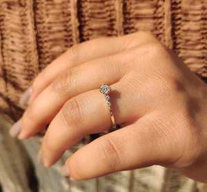 Anillo Solitario de Moissanita 1 CT Plata 925 Corte Brillante VVS1 Color D Diamante Alternativo de Alta Calidad Anillo de Compromiso para Mujer B2B - Product Image 5