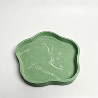 Plateau de rangement multifonctionnel en résine écologique, motif marbre vert veiné, forme fleur, bord nuage irrégulier, pour bijoux et salle de bain