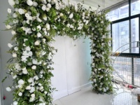Mur de fleurs artificielles SPR en rouleau blanc avec plantes vertes, toile de fond florale pour mariage et décoration murale de la Saint-Valentin