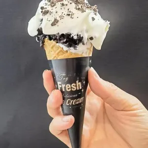 סיטונאי מודפס סין בדרגת מזון חד פעמי גלידת קונוס שחור נייר כוס שרוול קונוס
