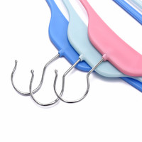 Cintre en plastique robuste pour vêtements avec porte-pantalon à rayures peu encombrant pour vêtements suspendus avec barre antidérapante