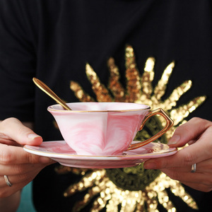 Set regalo stile europeo semplice tazza da caffè rosa 4 once <span class=keywords><strong>a</strong></span> <span class=keywords><strong>forma</strong></span> <span class=keywords><strong>di</strong></span> <span class=keywords><strong>cuore</strong></span> tazze da caffè Espresso con piattino - Product Image 2