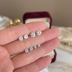 Boucles d'oreilles clous classiques en moissanite plaqué argent, taille princesse, hypoallergéniques, multi-tailles, claires et brillantes, idéales pour mariage et fête - Product Image 3