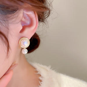 Pendientes de Oro E2394 con Perla Cultivada Blanca en Engaste de Bisel, Joyería Clásica para Mujer, Uso Diario - Product Image 6