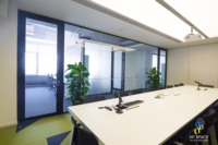 Système de cloisons de bureau en verre sans cadre moderne avec porte insonorisée pour bâtiments commerciaux, scolaires et entrepôts
