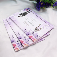 Carte d'invitation de mariage créative en papier violet avec la mariée coulissant vers le marié, design de dessin animé personnalisé pour Noël
