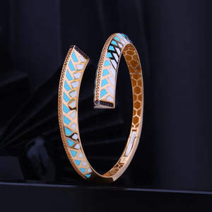 Bracelet jonc contemporain en émail géométrique plaqué or avec motif bleu et blanc Bijoux de mode élégants pour femmes et filles - Product Image 1