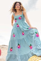 Nouvelle robe longue à bretelles plissée brodée à large ourlet pour les vacances à la plage
