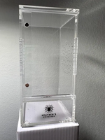 Enclos sur mesure moderne et haut en acrylique transparent pour araignée sauteuse, avec porte coulissante magnétique et ventilation micro-perforée
