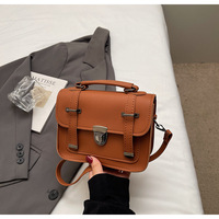 Sac à bandoulière vintage en cuir PU avec sangle détachable et fermeture à loquet métallique, style scolaire classique, vente en gros