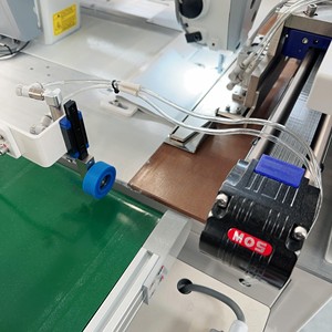 Machine intégrée automatique pour manchons côtelés TS-F158, formage en une étape avec système d'adaptation automatique <span class=keywords><strong>de</strong></span> la taille, marque TOPSEW - Product Image 3