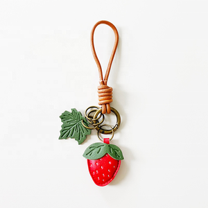Porte-clés Y2K Fraise, Fruits & Noix, Fait Main en Cuir PU et Corde de Cuir de Vachette, Délicat pour Voiture - Durable & Écologique - Product Image 2