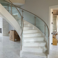 Escalier intérieur incurvé de luxe durable avec marches en acier et bois, design contemporain, personnalisable pour hall d'hôtel de luxe, manoir