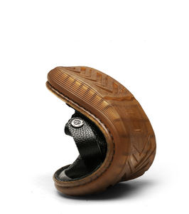 شبشب رجالي مقاس كبير 46 مصنوع يدويًا مفتوح من الأمام أسود بقرة جلد طبيعي صنادل صيفية مقاومة للماء صنادل متقاطعة نعل مسطح بتصميم خارجي - Product Image 3