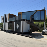 Maison conteneur modulaire détachable à deux étages avec escalier en colimaçon, fenêtre circulaire et écran en bois pour la vie en centre-ville